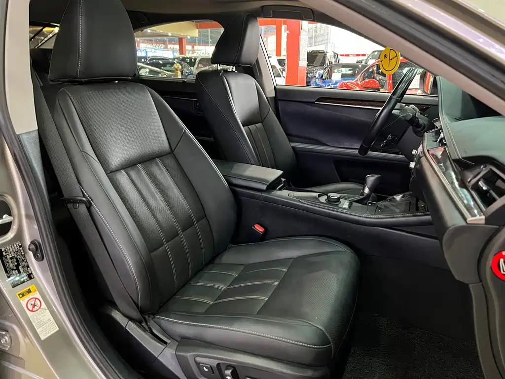 Lexus ES 2018 — фото 16