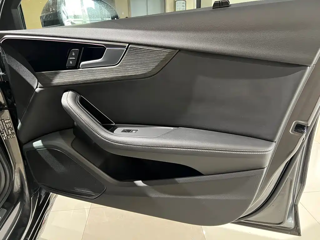 Audi A4L 2023 — фото 12