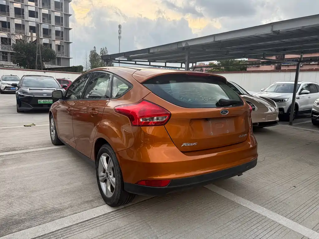 Ford Focus 2015 — фото 12