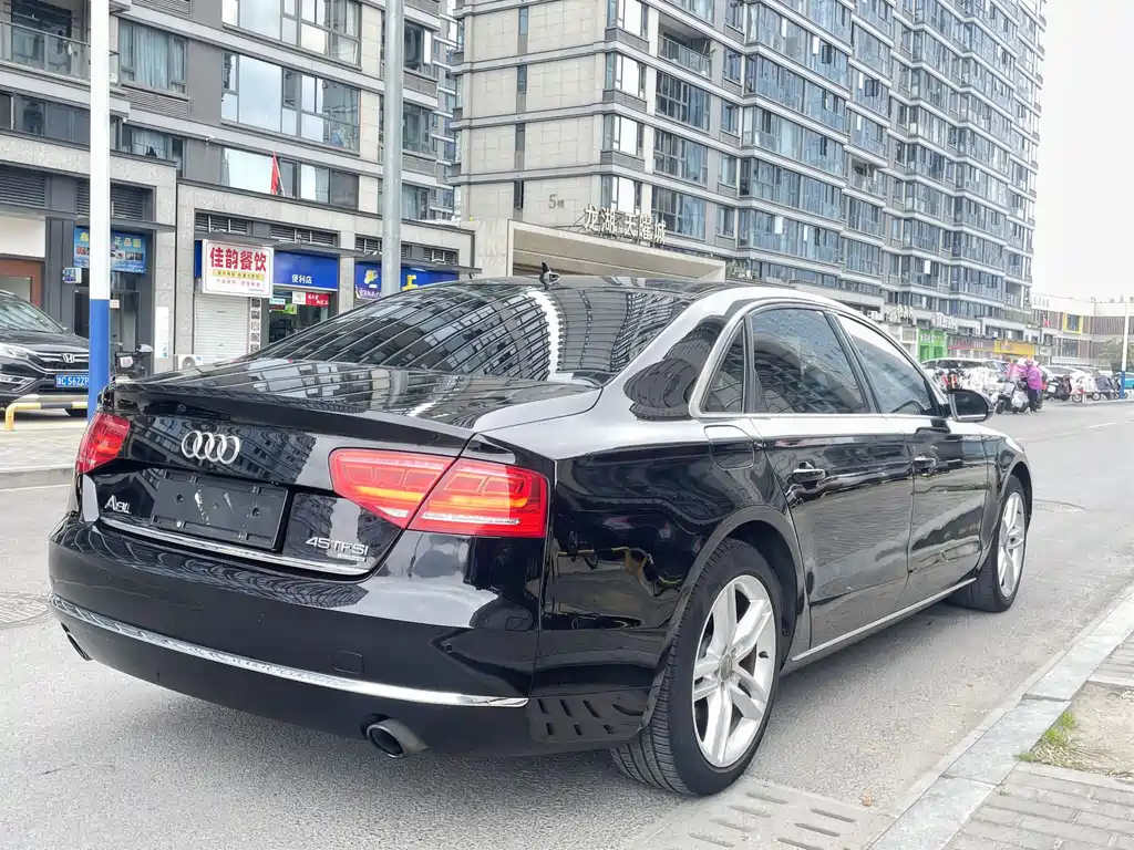 Audi A8 2014 — фото 11