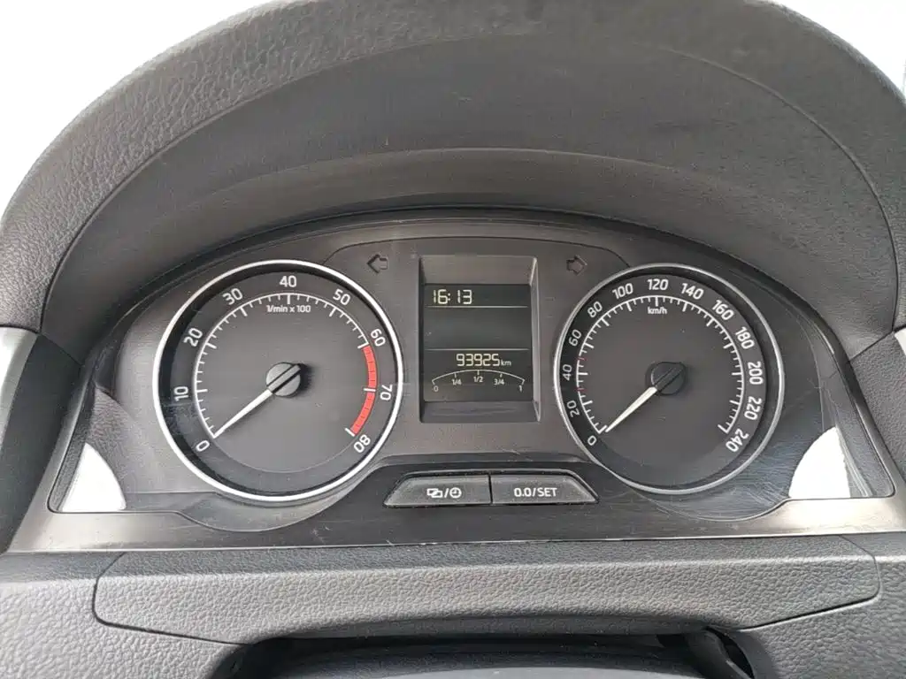 Skoda Rapid Spaceback 2015 — фото 12