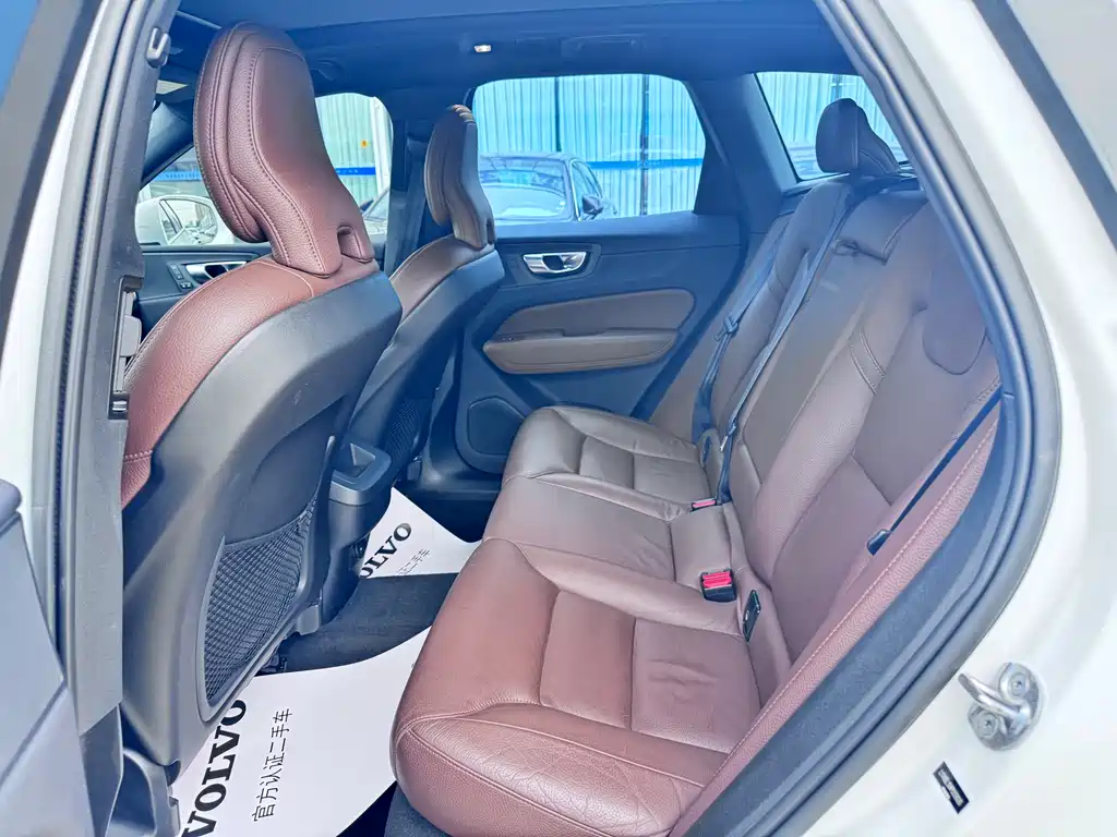 Volvo XC60 2023 — фото 12