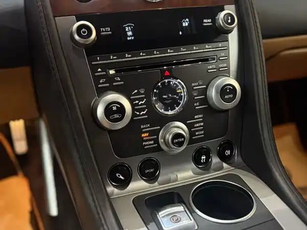 Aston Martin V8 Vantage 2011