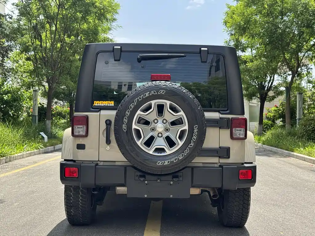 Jeep Wrangler 2016 — фото 12