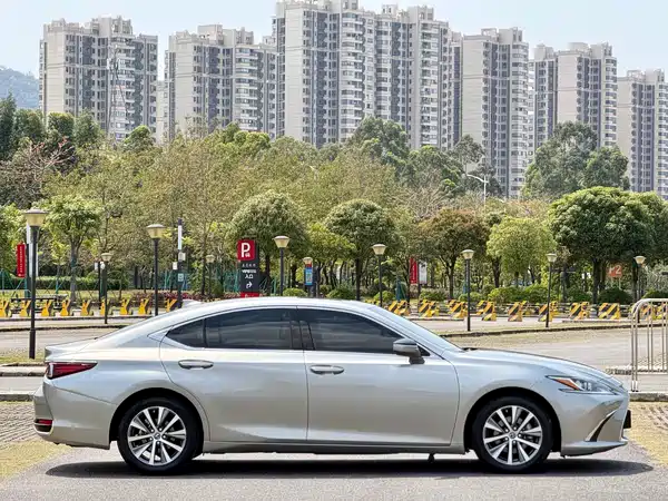 Lexus ES 2021