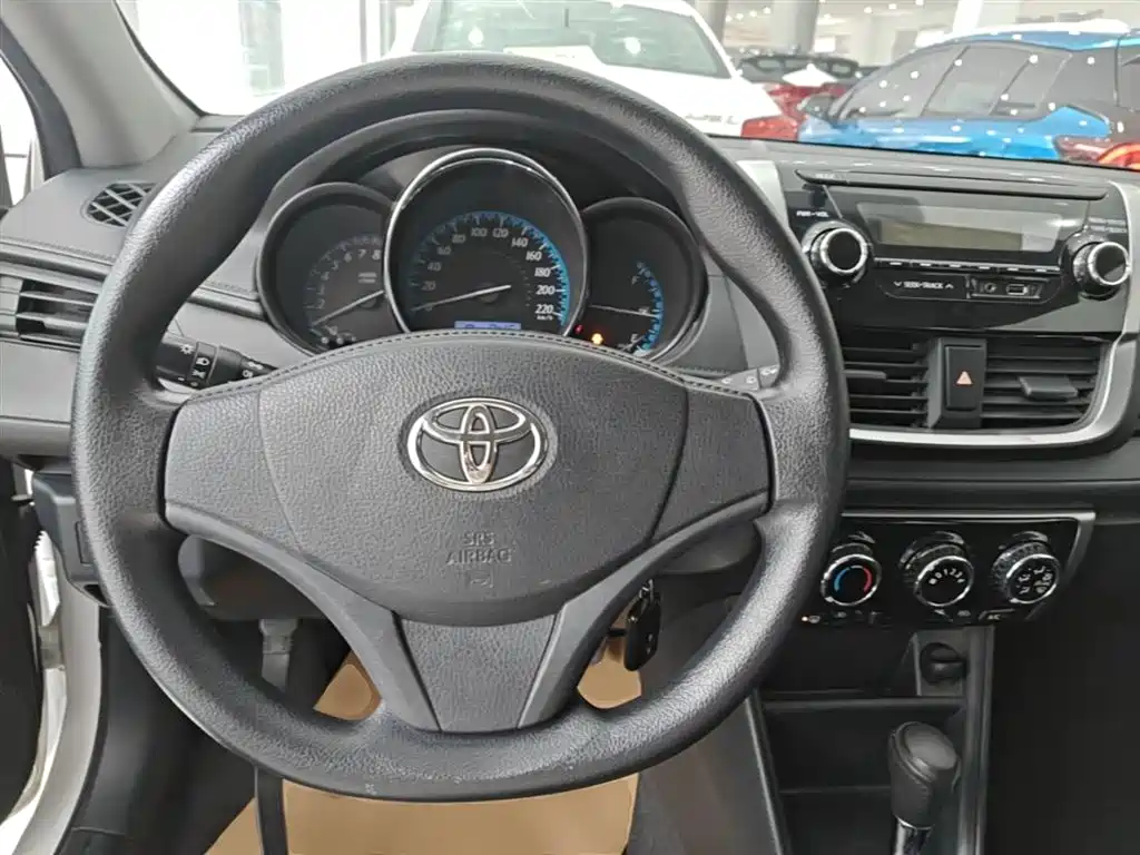 Toyota Yaris L 2017 — фото 11