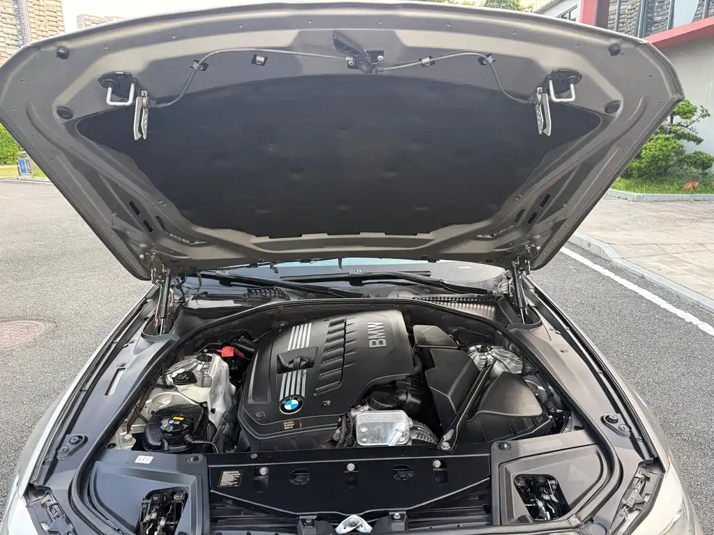 BMW 5 Series 2012 — фото 25