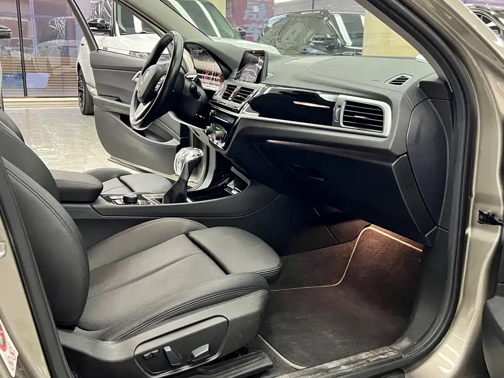 BMW 1 Series 2017 — фото 15