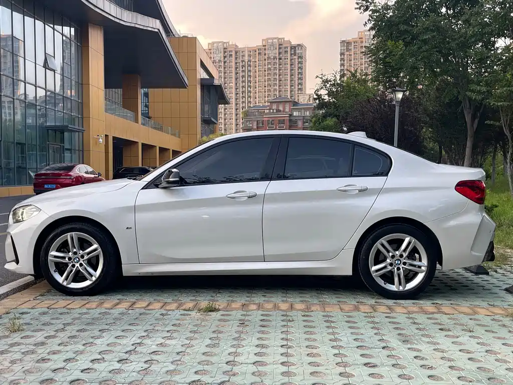 BMW 1 Series 2022 — фото 9