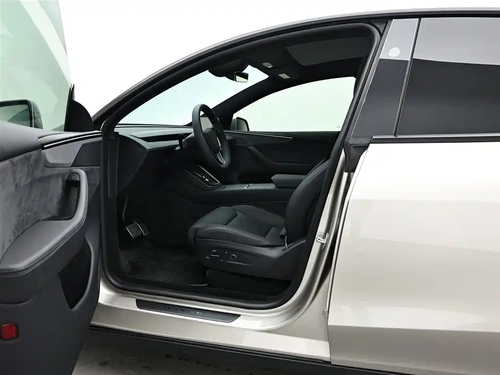 Tesla Model Y L 2025 — фото 10