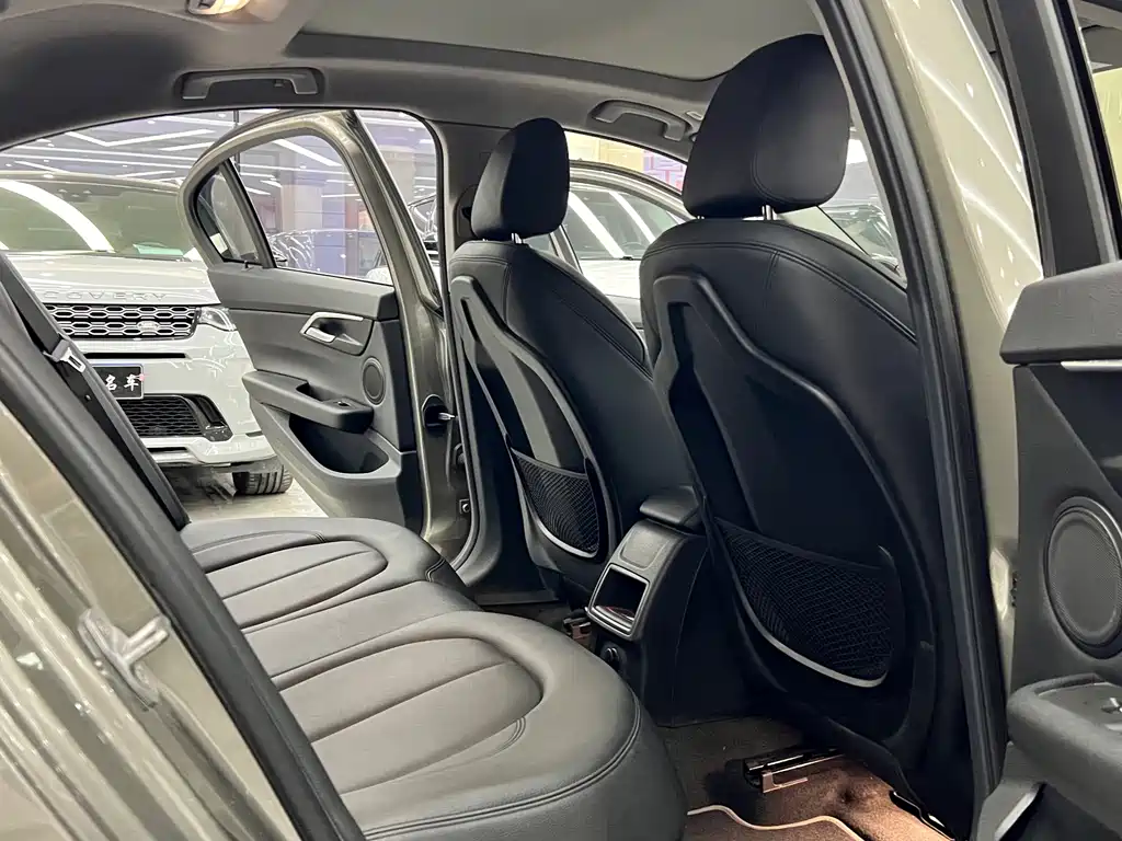 BMW 1 Series 2017 — фото 13