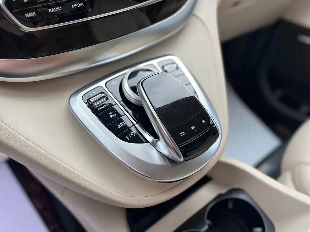Mercedes-Benz V-Class 2020 — фото 10