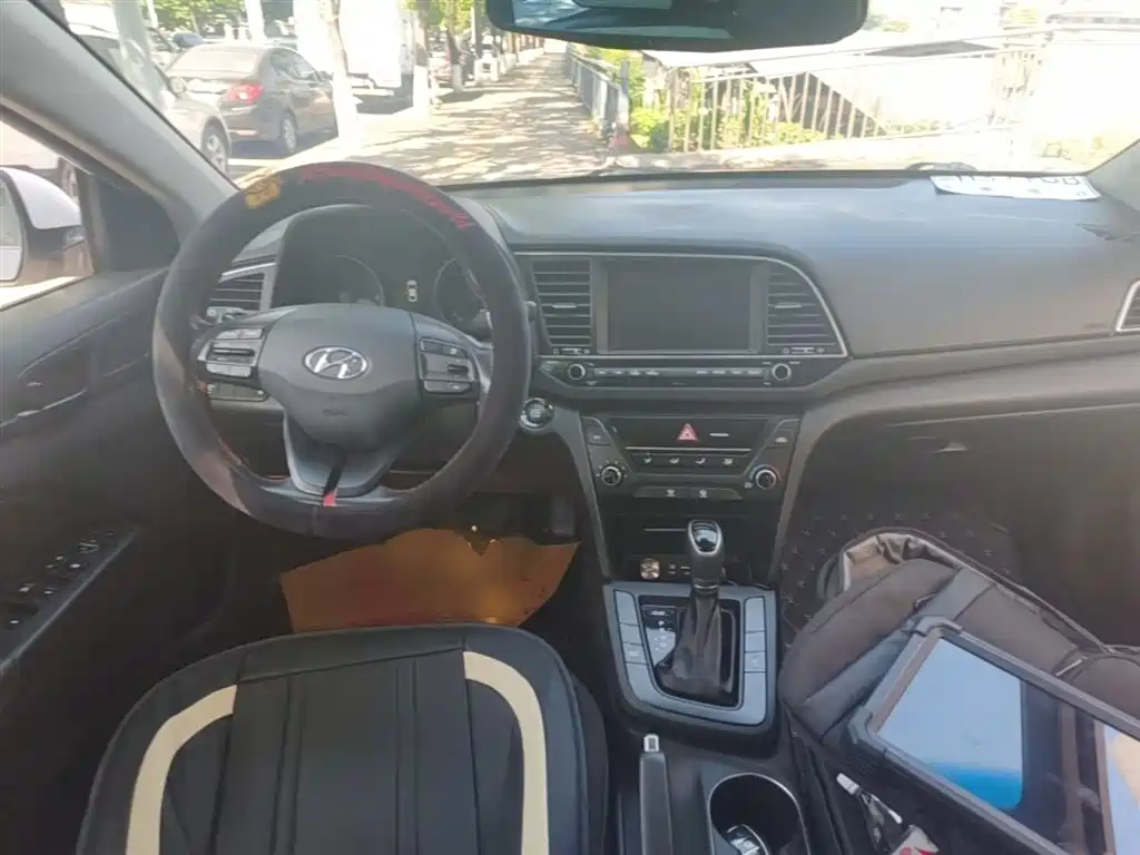 Hyundai Elantra 2018 — фото 10