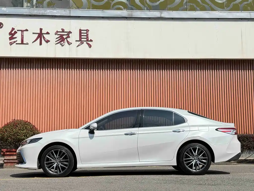 Toyota Camry 2022 — фото 4