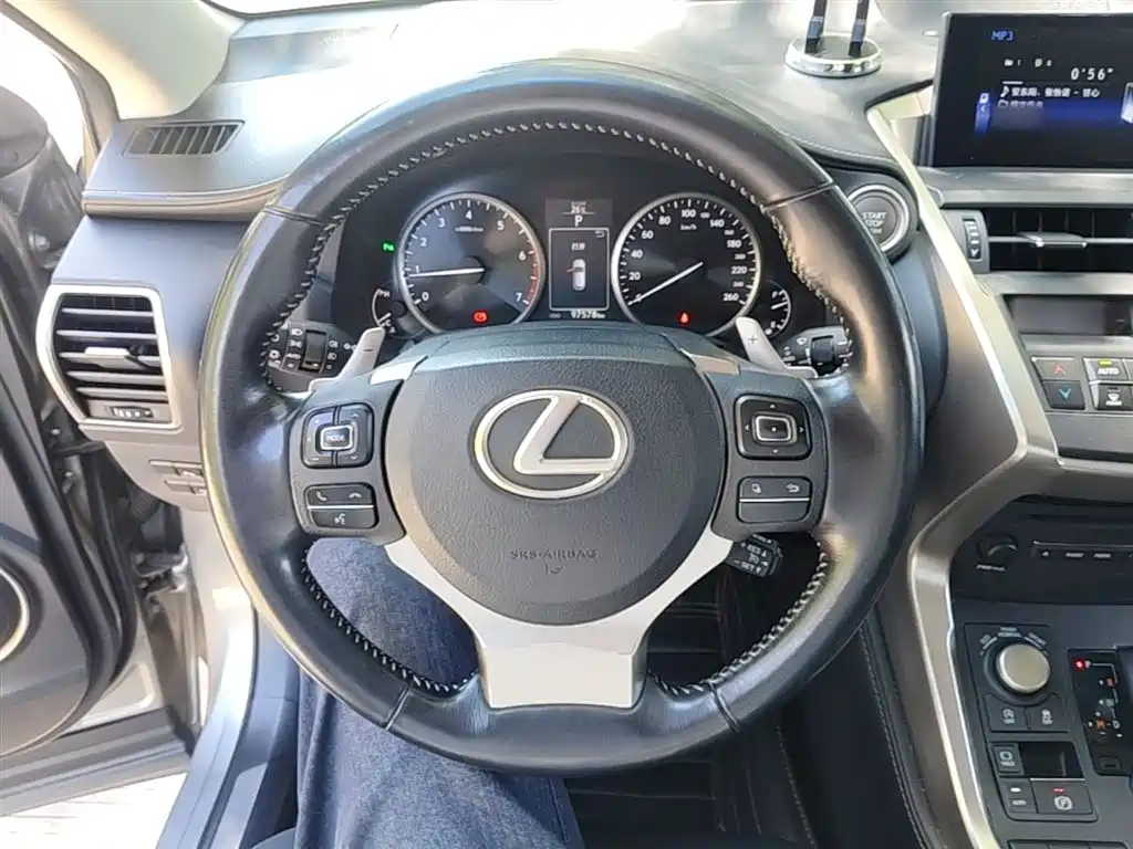 Lexus NX 2016 — фото 11