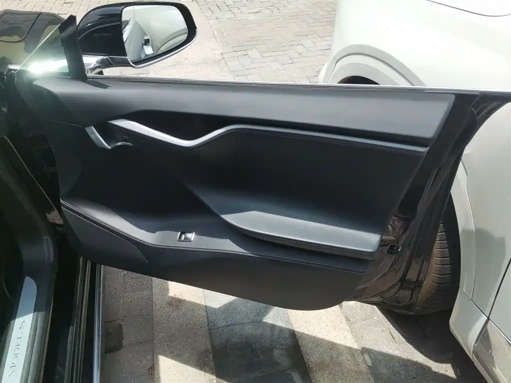 Tesla Model S 2019 — фото 15