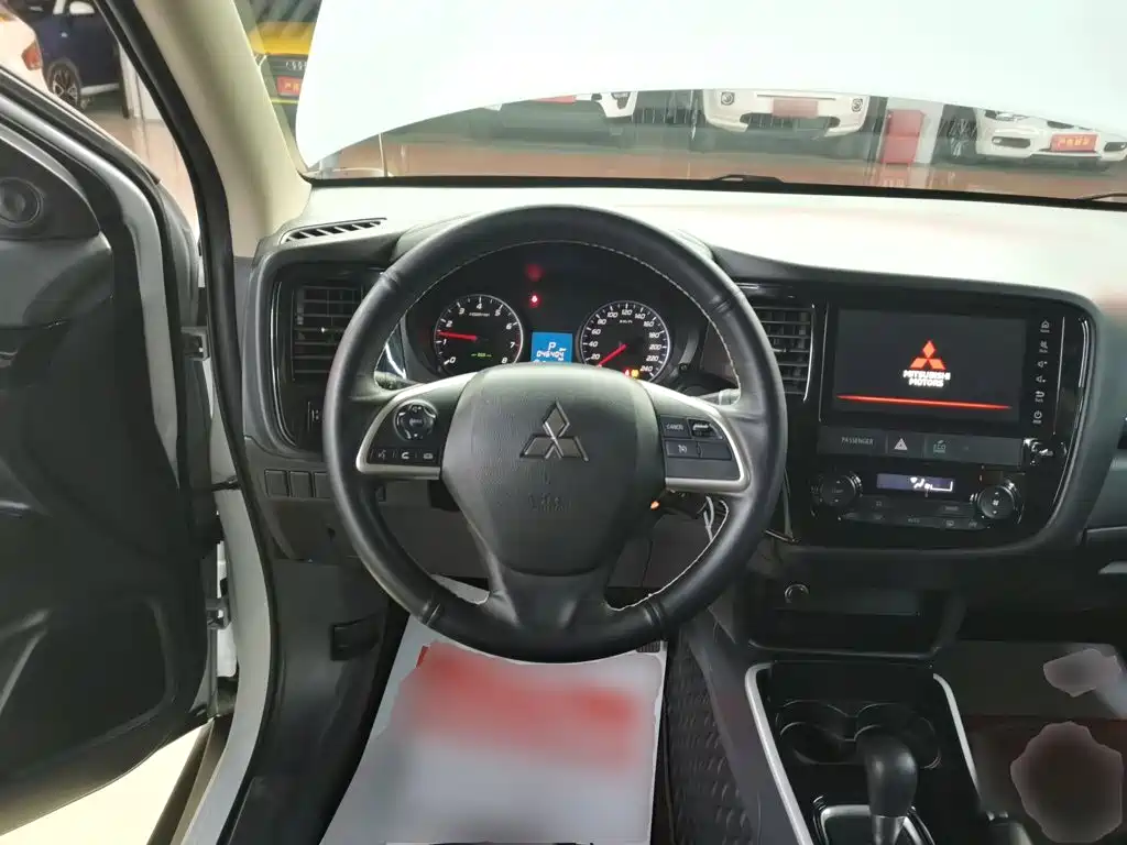 Mitsubishi Outlander 2021 — фото 11