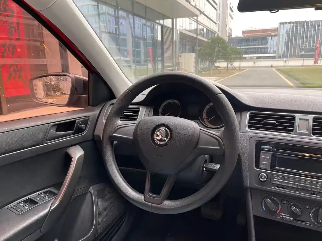Skoda Rapid Spaceback 2018 — фото 10