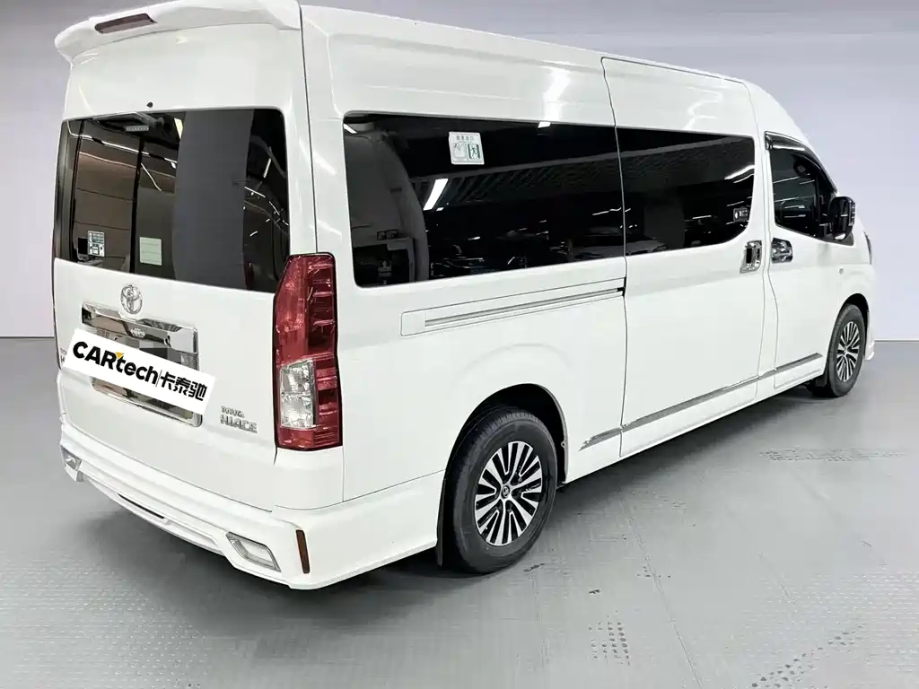 Toyota Hiace 2023 — фото 2