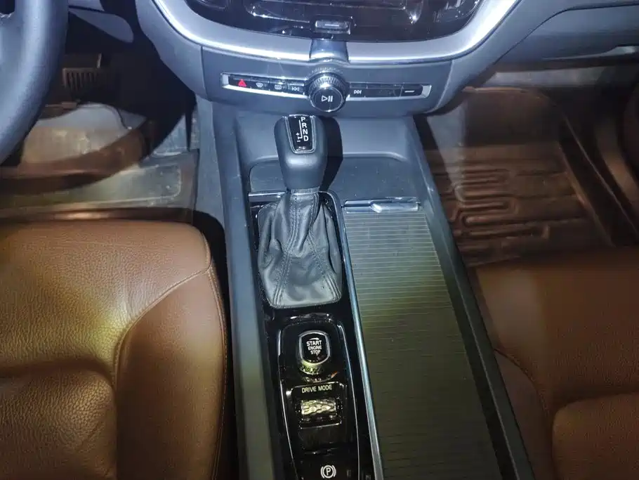 Volvo XC60 2020 — фото 16