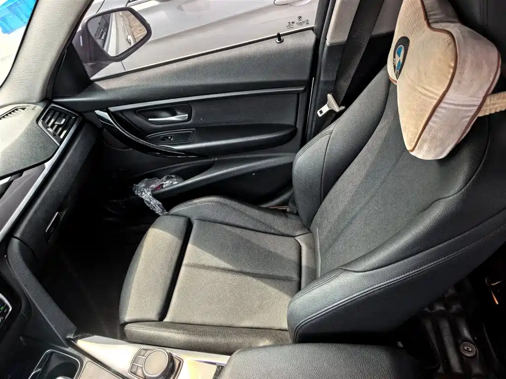 BMW 3 Series 2018 — фото 11