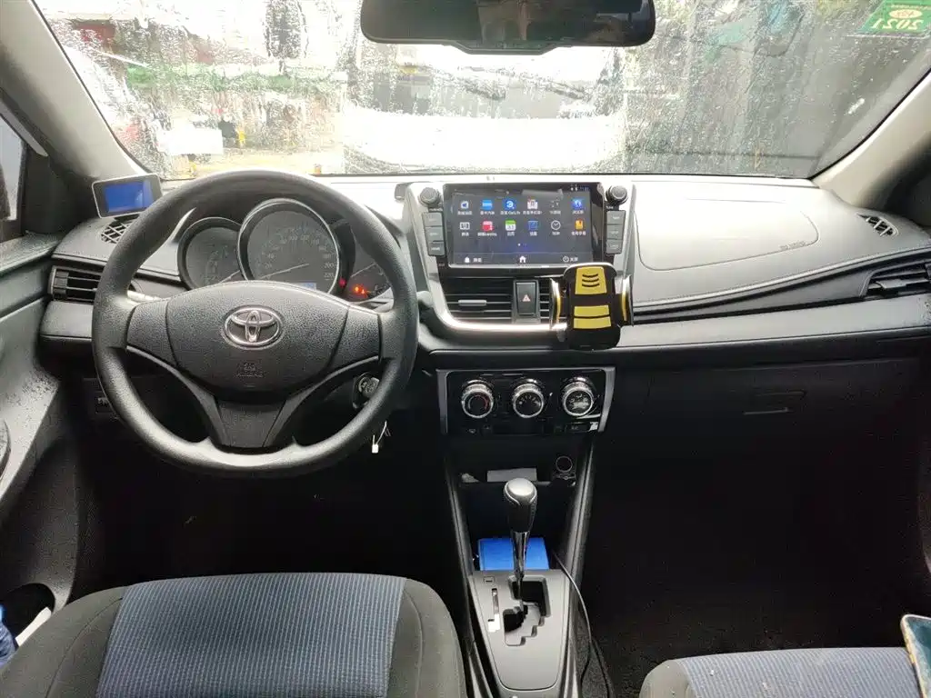 Toyota Yaris L 2017 — фото 13