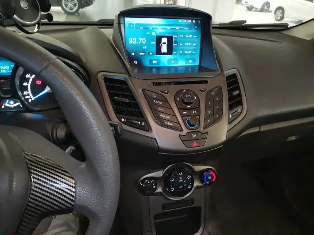Ford Fiesta 2014 — фото 10