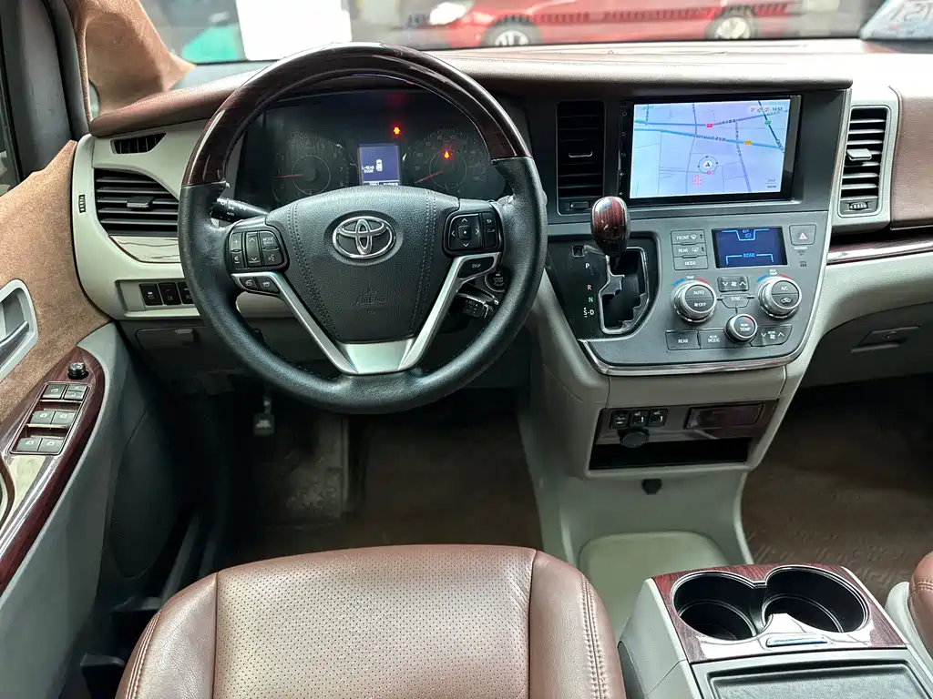 Toyota Sienna 2017 — фото 2