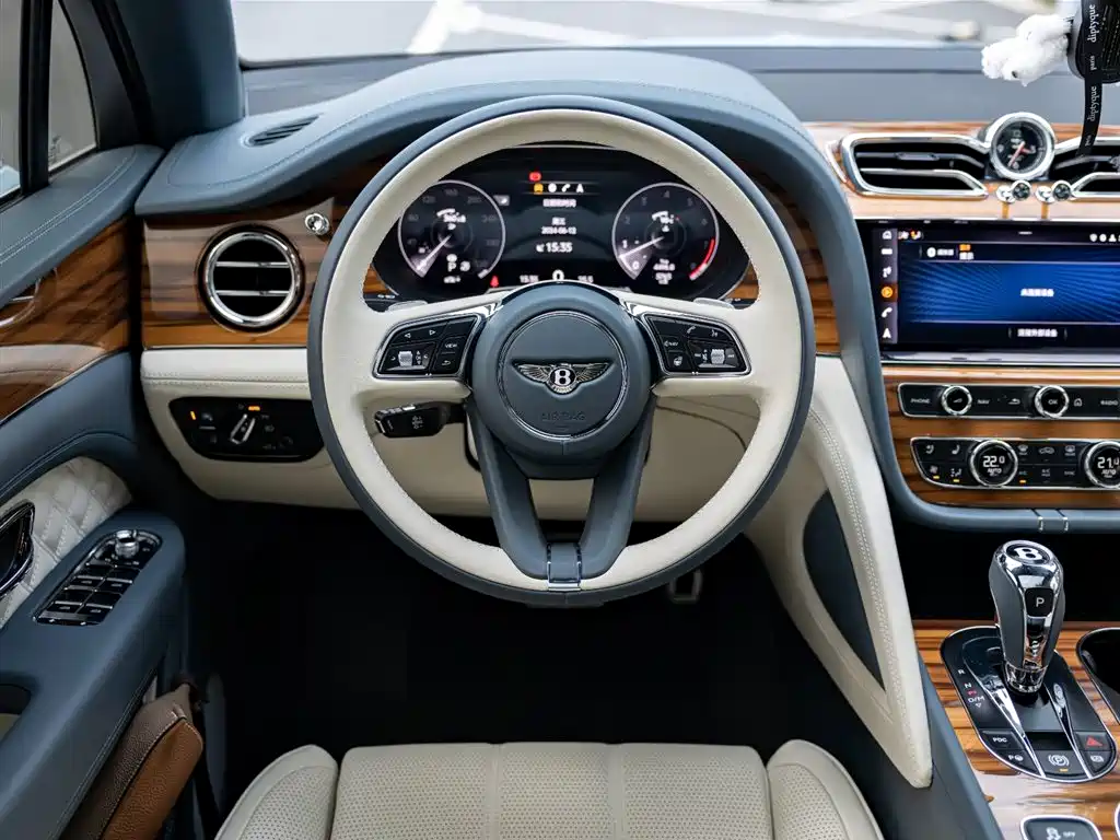 Bentley Bentayga 2023 — фото 12