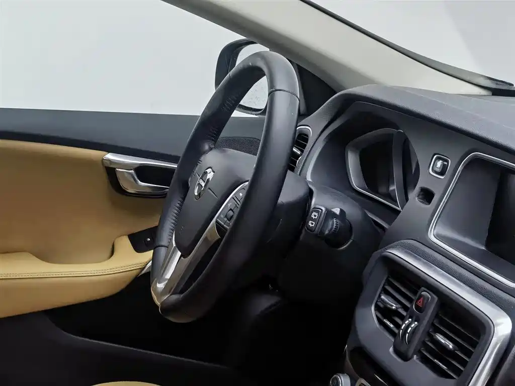 Volvo V40 2017 — фото 22