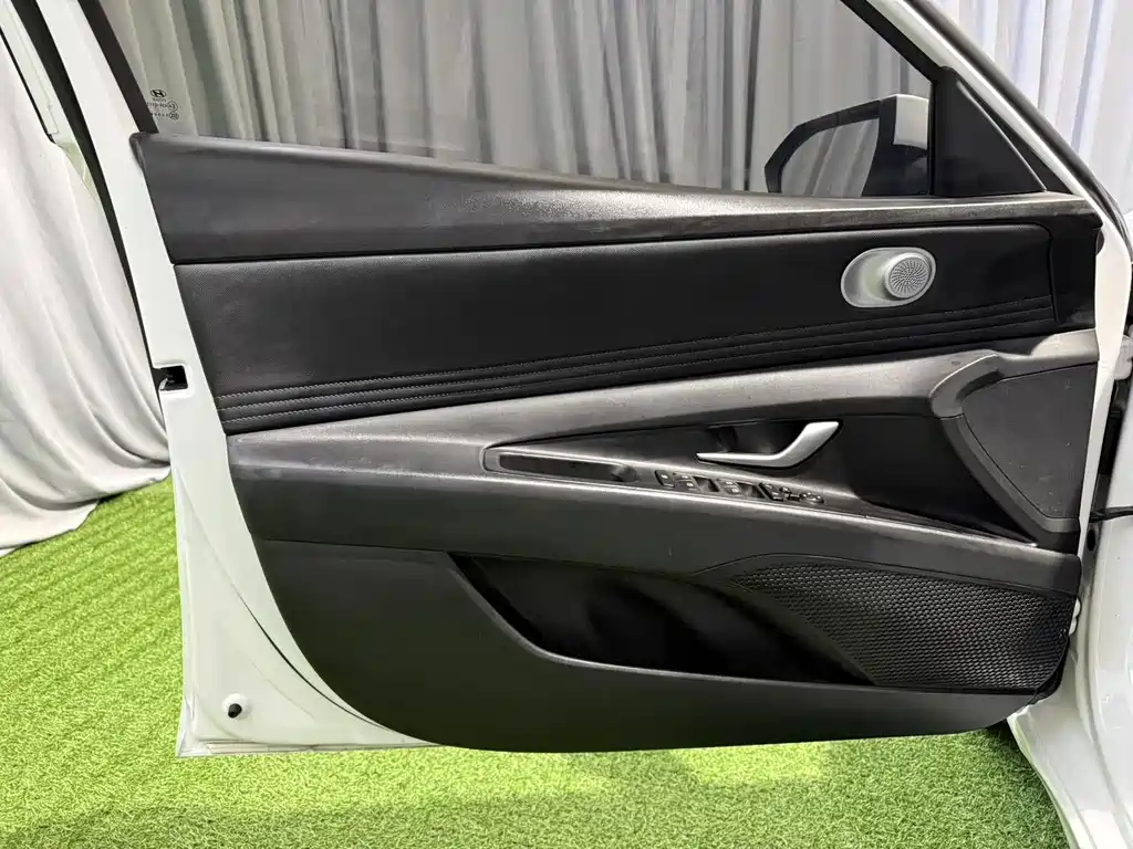 Hyundai Elantra 2023 — фото 17