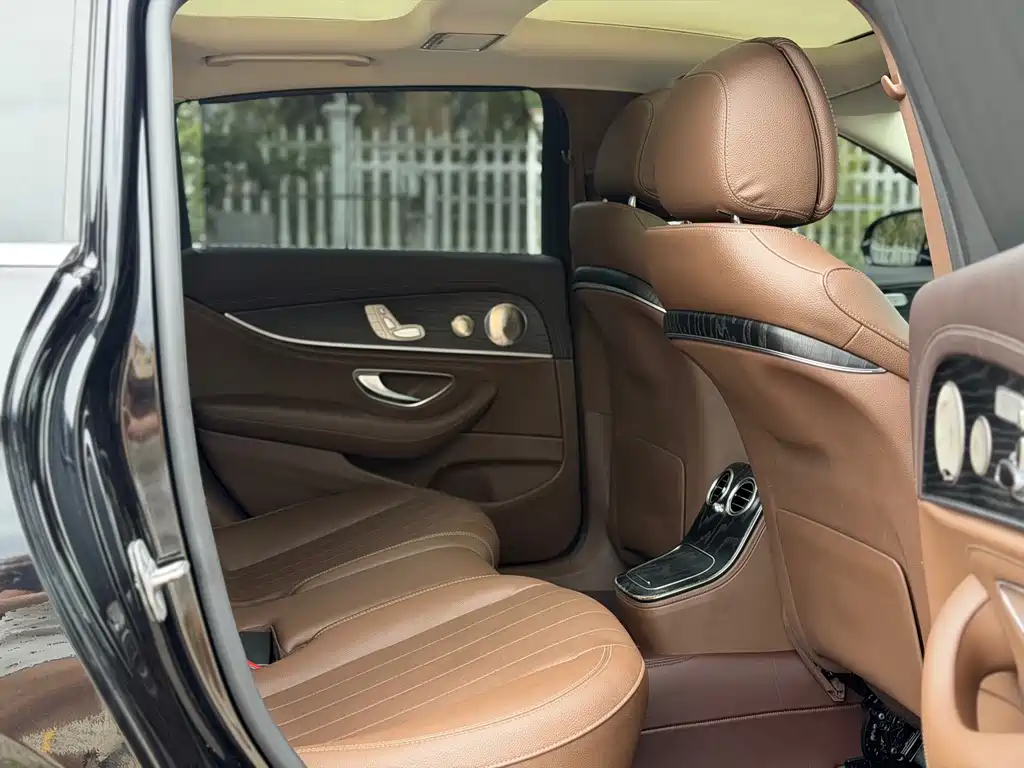 Mercedes-Benz E-Class 2022 — фото 14
