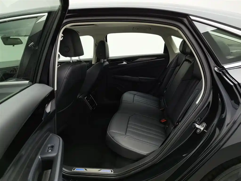 Volkswagen Passat PHEV 2023 — фото 15