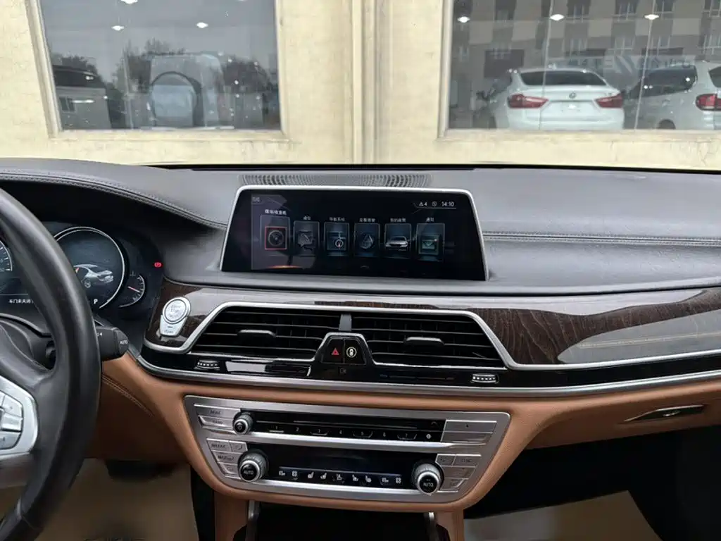 BMW 7 Series 2017 — фото 17