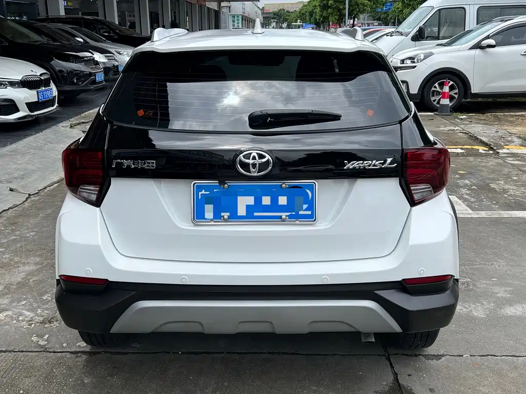 Toyota Yaris L 2023 — фото 10