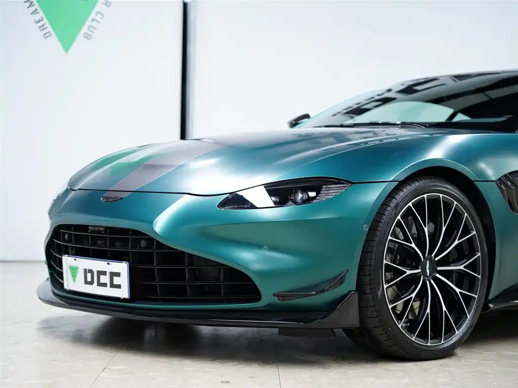 Aston Martin V8 Vantage 2024 — фото 18