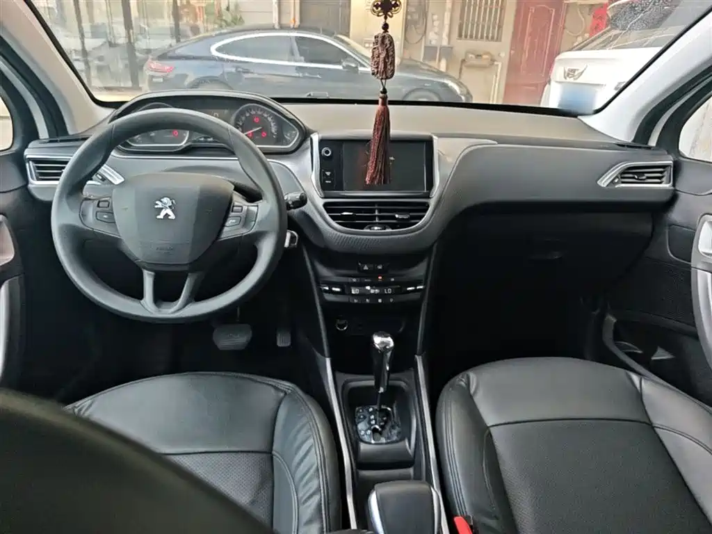 Peugeot 2008 2015 — фото 10