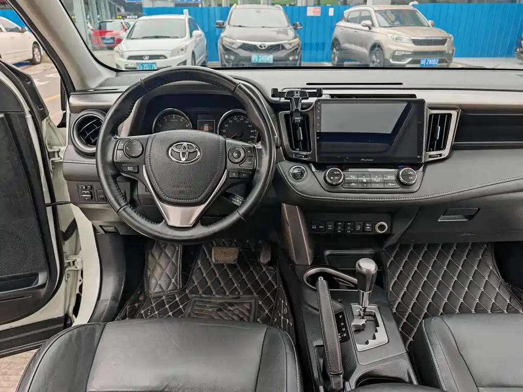 Toyota RAV4 2016 — фото 11