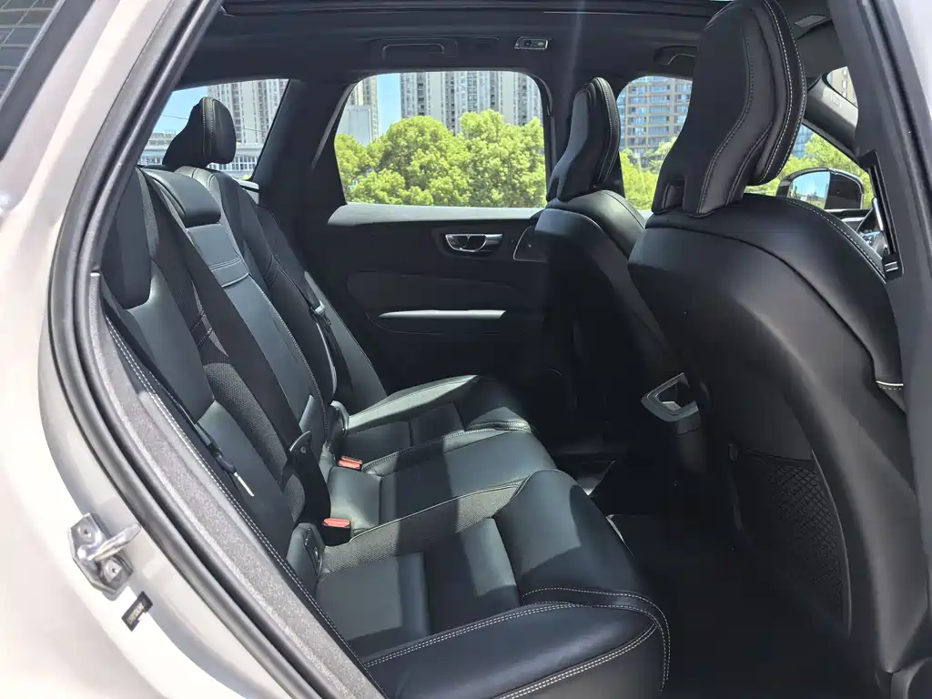 Volvo XC60 2019 — фото 12