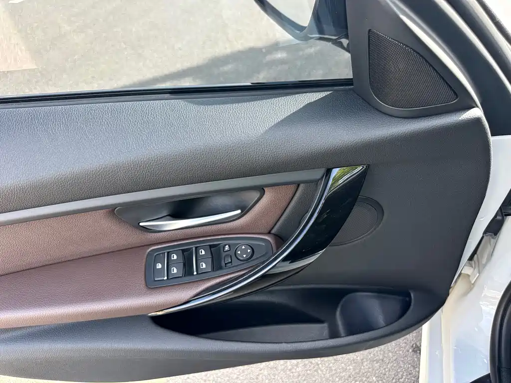 BMW 3 Series 2018 — фото 11