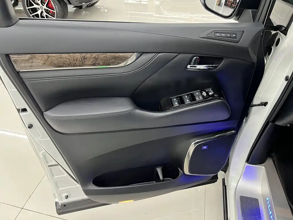 Toyota Alphard 2018 — фото 19