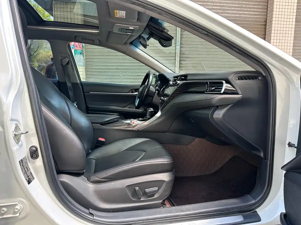 Toyota Camry 2019 — фото 12