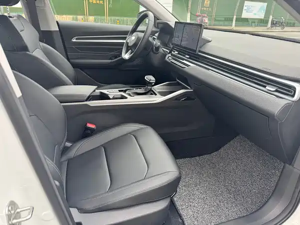 Geely Emgrand 2022