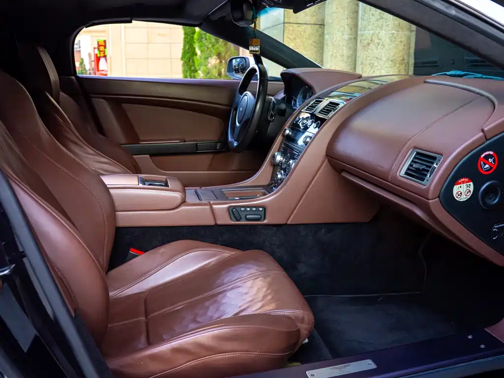 Aston Martin V8 Vantage 2010 — фото 16