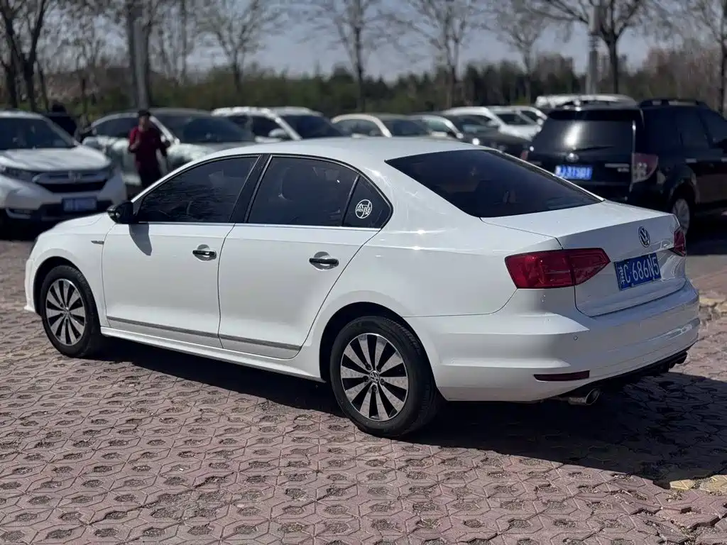 Volkswagen Sagitar 2016