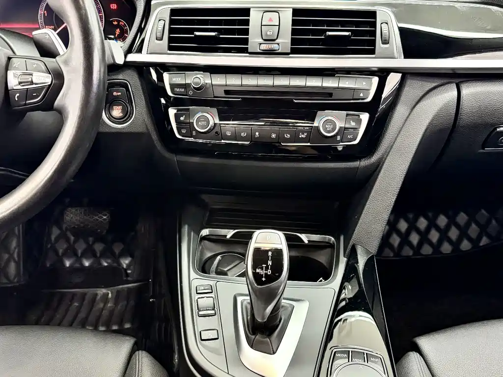 BMW 3 Series 2018 — фото 10