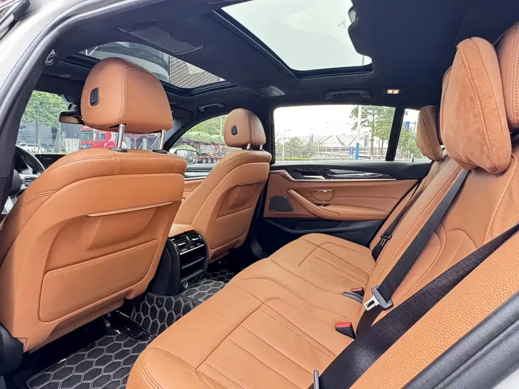 BMW 5 Series 2019 — фото 14