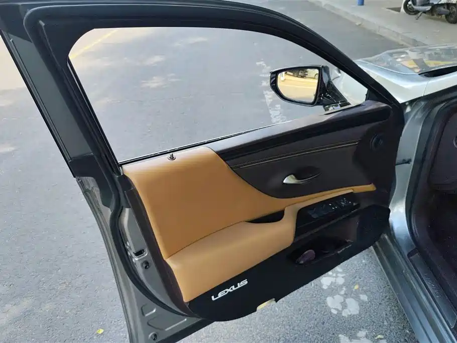Lexus ES 2019 — фото 7