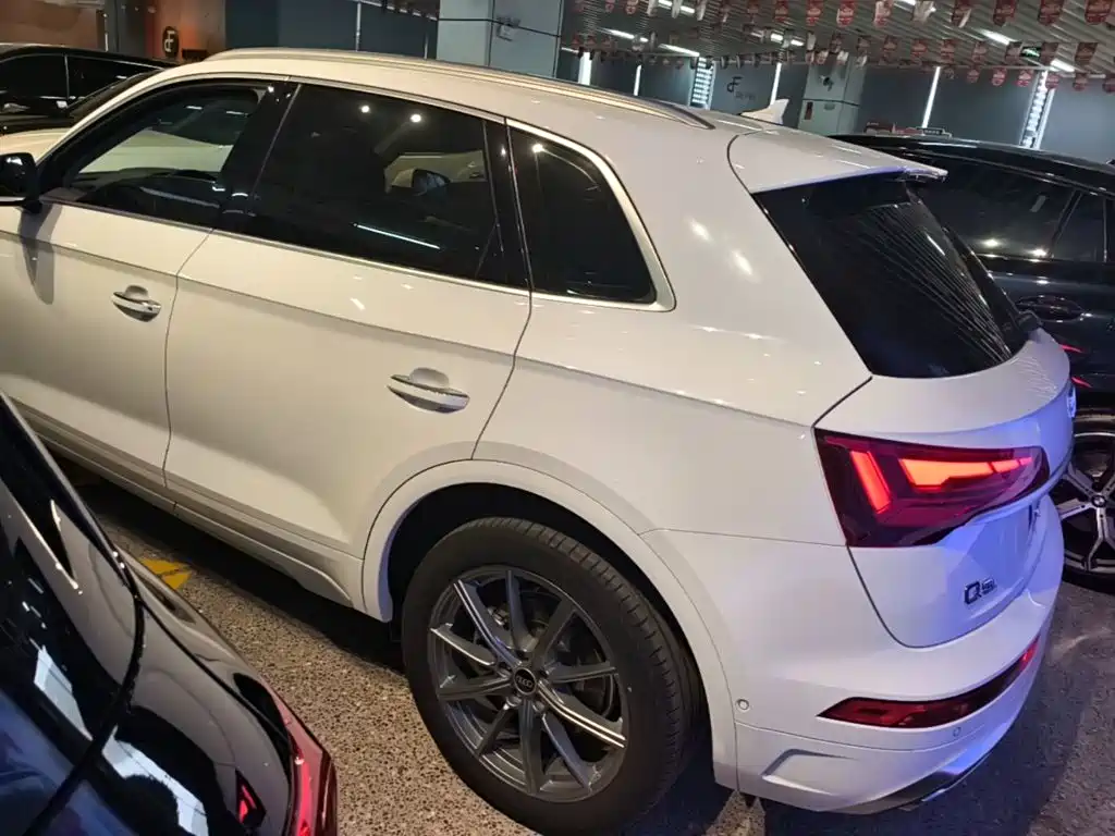 Audi Q5L 2023 — фото 23
