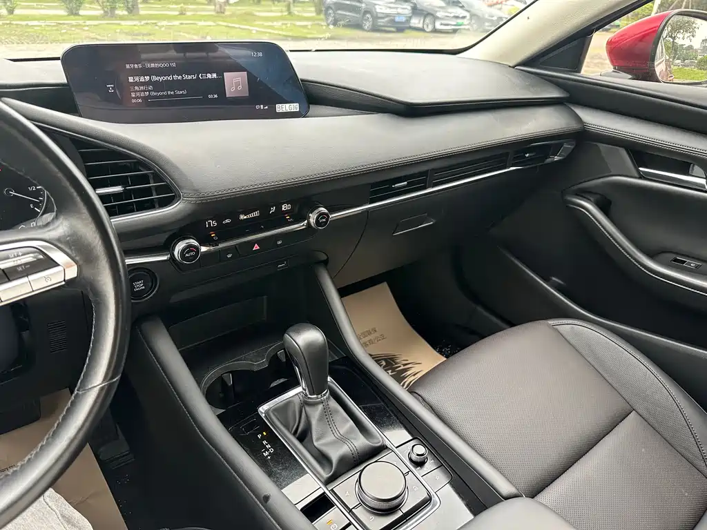 Mazda 3 Axela 2019 — фото 13